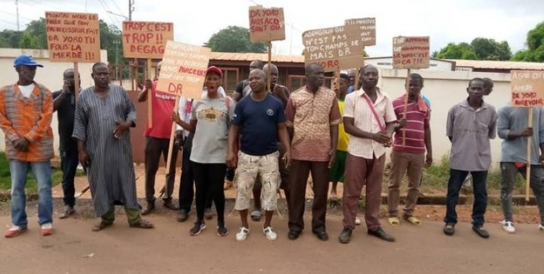 Sit-in d'un groupe de propriétaires terriens d'Abengourou. (DR)