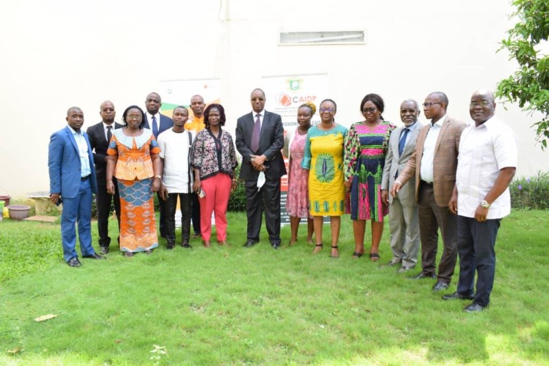 Le président Kébé Yacouba (au centre) entouré des lauréats et des commissaires de la Caidp.