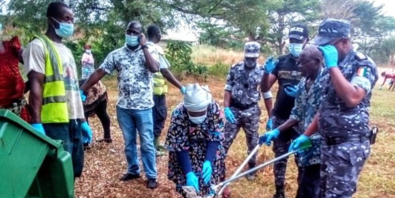 Des policiers en attraction. (Dr)