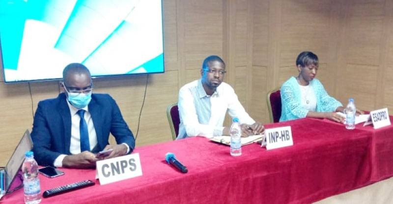 Judicaël Sahé (à gauche) a exhorté les travailleurs indépendants de Côte d’Ivoire à souscrire au régime social mis à leur disposition par la Cnps. (DR)