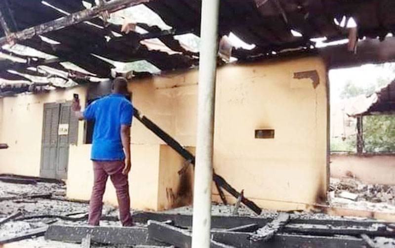 Ce qui reste de la sous-préfecture de Taï après l'incendie. (Photo : DR)