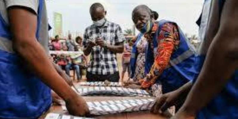 Le commission électorale ghanéenne en train de compter les bulletins de vote (Ph Afp)