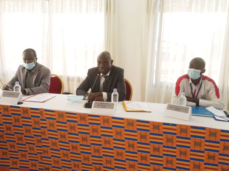Dr Tanoh Gnou, directeur coordonnateur du Programme national de santé, mère-enfant (au centre), à gauche, Dr Ernest Yao . A l'extrême droite Georges Kouadio, directeur coordonnateur de l'Ong MESSI