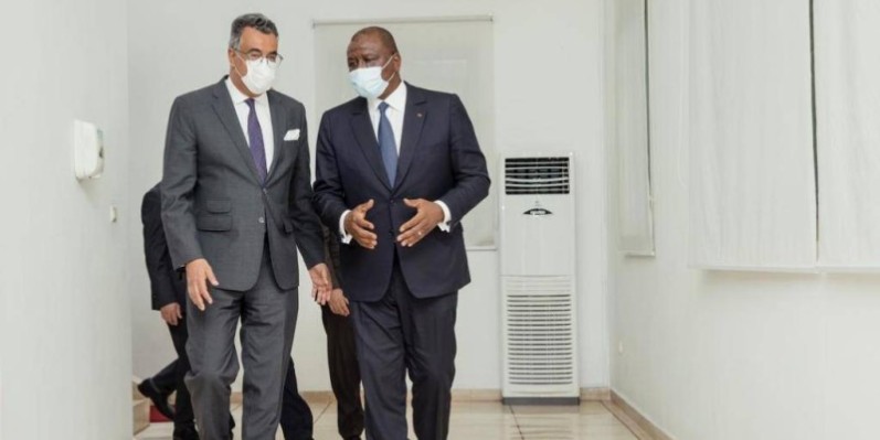 Le Premier ministre Hamed Bakayoko en compagnie de l'ambassadeur marocain. (DR)
