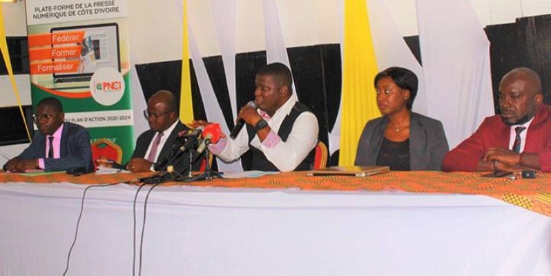 Joël Nianzou (au micro), président de la Plate-forme de la Presse Numérique de Côte d'Ivoire. (DR)