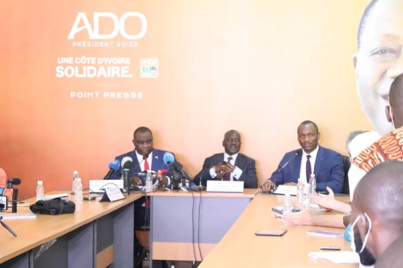 Les ministres Kobenan Kouassi Adjoumani (à g), Mamadou Touré (à d) autour du directeur exécutif du RHDP, Adama Bictogo