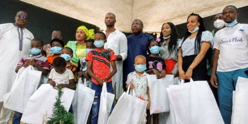 Singuila et les officiels ont posé avec les enfants, les bras chargés de cadeaux. (DR)