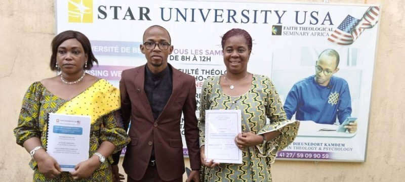 Des diplômés de l'Université, heureuses de recevoir leur parchemin. (DR)