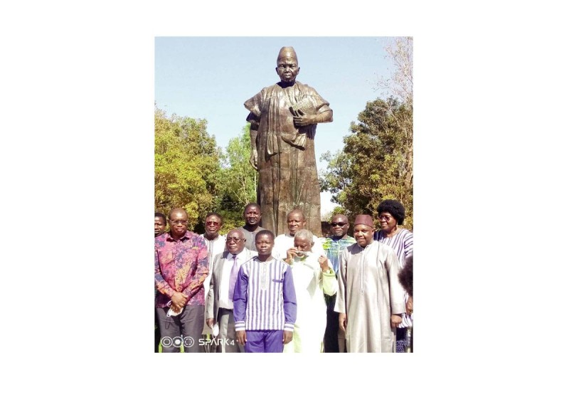 Autorités universtaires posant devant la statatue Pr Joseph Ki Zerbo