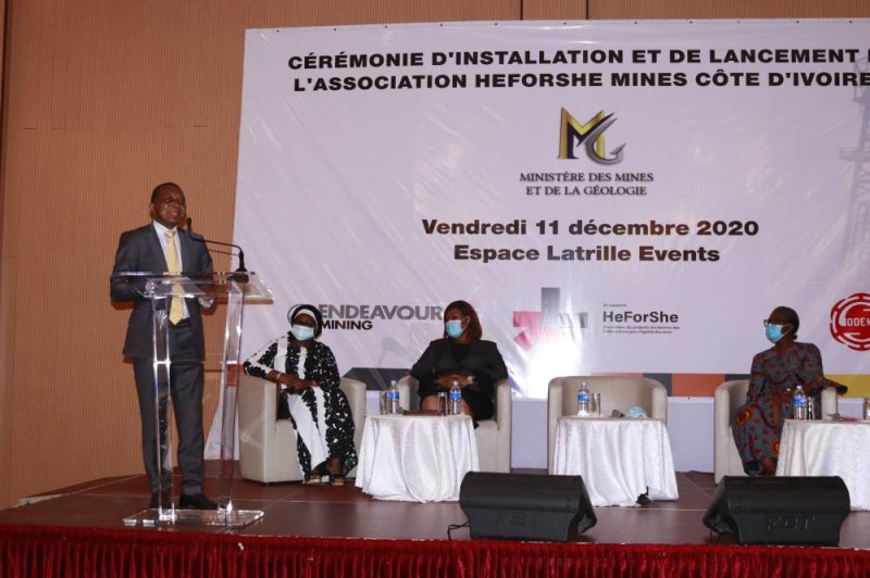Le ministre Jean-Claude Kouassi au pupitre, a plaidé pour une plus grande représentativité des femmes dans le secteur des mines (DR)