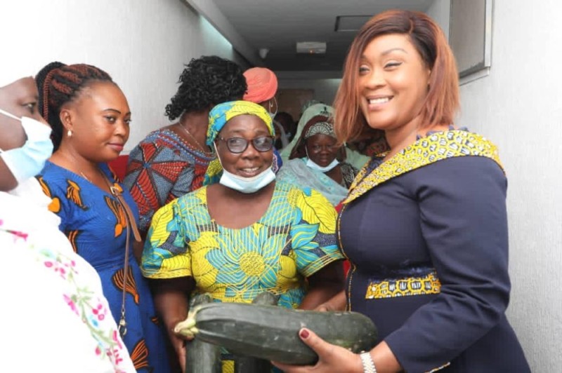 Les femmes des coopératives du vivrier sont venues nombreuses pour traduire leur reconnaissance à la secrétaire d’État, Myss Belmonde Dogo (à droite). (PHotos : DR)