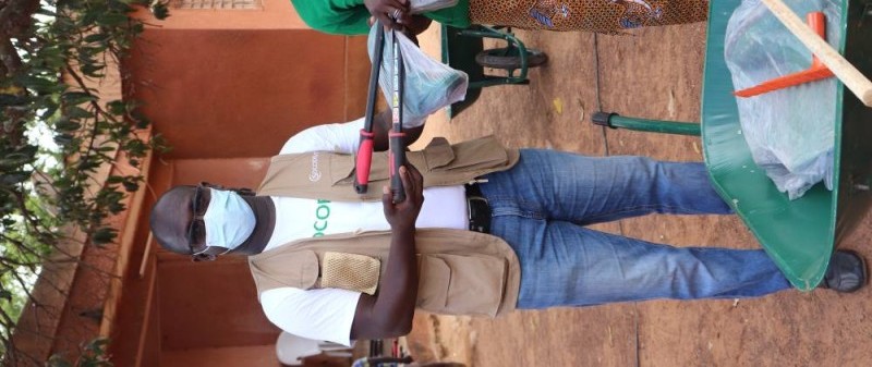 Une productrice d'anacarde reçoit un kit de production de la part de la SOCODEVI. (photo : Dr)