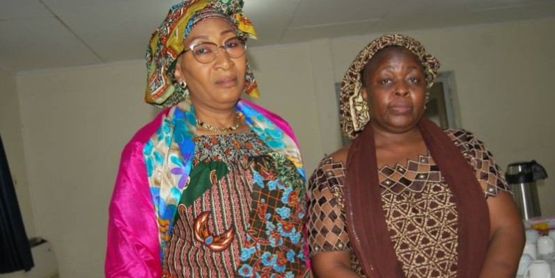 Ouédraogo Assita, coordonnatrice chargée des activités de l’Itf (à droite) explique les enjeux de l’atelier d’Abidjan aux participantes.