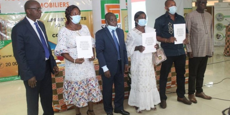 Le directeur général de la Sicogi, Bouaké Fofana (3e à partir de la gauche), a remis symboliquement à quelques acquéreurs concernés par l’opération des certificats de mutation. (Dr)