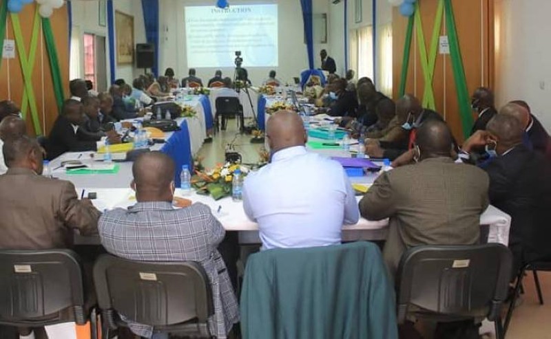 Les participants au séminaire en plein travaux
