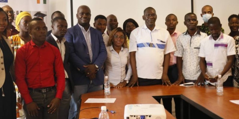 Des étudiants de Cocody heureux d'avoir reçu une formation appropriée. (photo : Ange Kumassi)