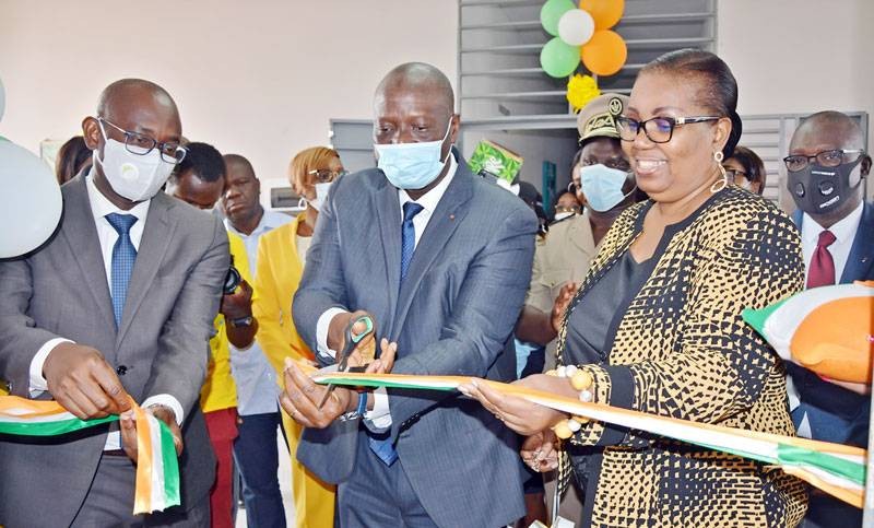 L'inauguration de la salle multimédia offerte par la Fondation Mtn-ci par le ministre de l'Economie numérique et de la Poste, Mamadou Sanogo, en présence de Dr Dem Nacadié Anne Marie, présidente de la Page blanche. (Dr)