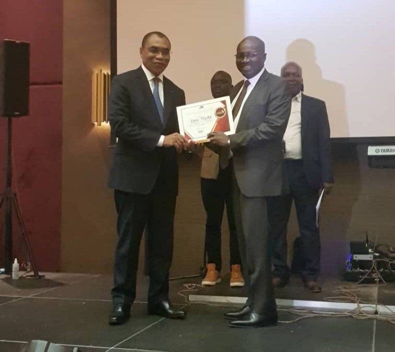 Le président de la Chambre de commerce et d'industrie, Faman Touré (à droite), recevant son prix des mains du ministre de l’Économie et des Finances, Adama Coulibaly. (Dr)