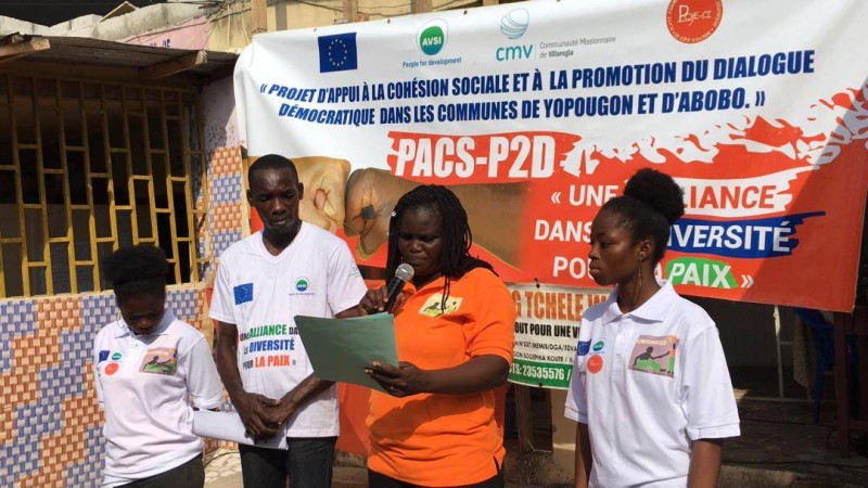 Mme Ouattara Gnininmankiyé, au micro, et son Ong s’activent sur le terrain pour la paix, la cohésion sociale et cohabitation pacifique