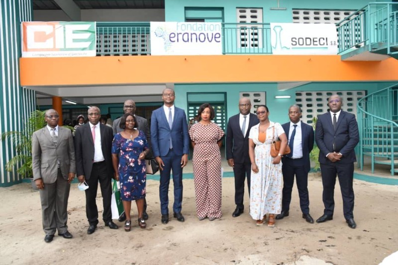 Les officiels posant devant un bâtiment du groupe scolaire qui a maintenant fier allure (DR)