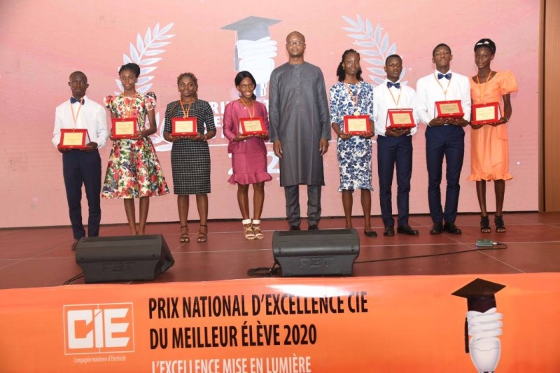 Les lauréats de la 6ème édition du Prix national d’excellence CIE du meilleur élève autour d'Ahmadou Bakayoko, Dg de la CIE (DR)