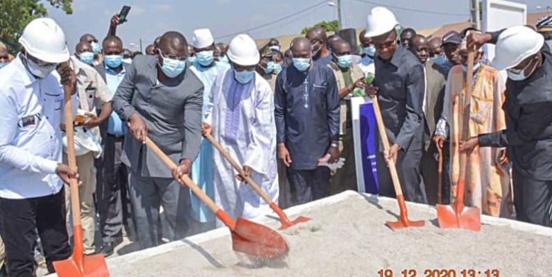 Le ministre Amédé Kouakou a procédé au lancement des travaux. (DR) 