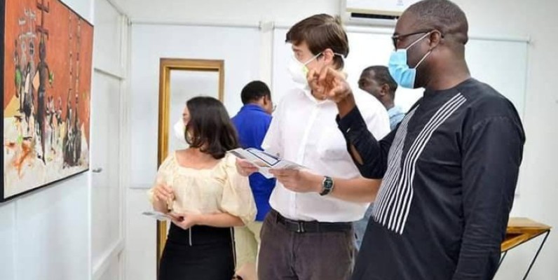 Jacobleu en compagnie du représentant de l'ambassade de Russie à  Abidjan (DR)