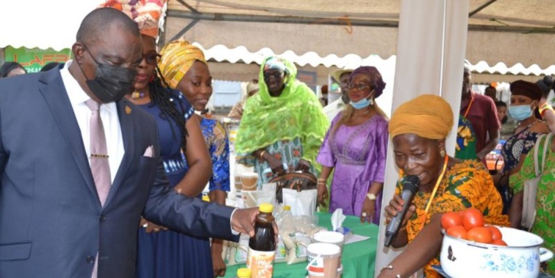 Le ministre Kobénan Kouassi Adjoumani a visité les stands d'exposition après l'ouverture officielle de la Foire "Au Carrefour du terroir" (DR)