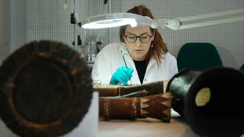Julie von der Beek est restauratrice, elle travaille ci-dessus sur un instrument à percussion du Mali au musée ethnologique de Berlin, l'un des musées allemands sur le point de déplacer une partie de ses collections