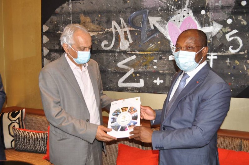 Le ministre du Tourisme et des Loisirs, Siandou Fofana remettant la licence d'exploitation du Mövenpick Hôtel & Resorts 