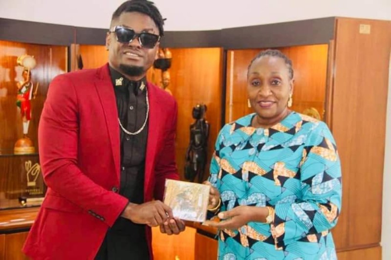 L’artiste a remis officiellement le CD dédicacé de son nouvel album ‘‘On The Track’’ à la ministre. (photos : dr)