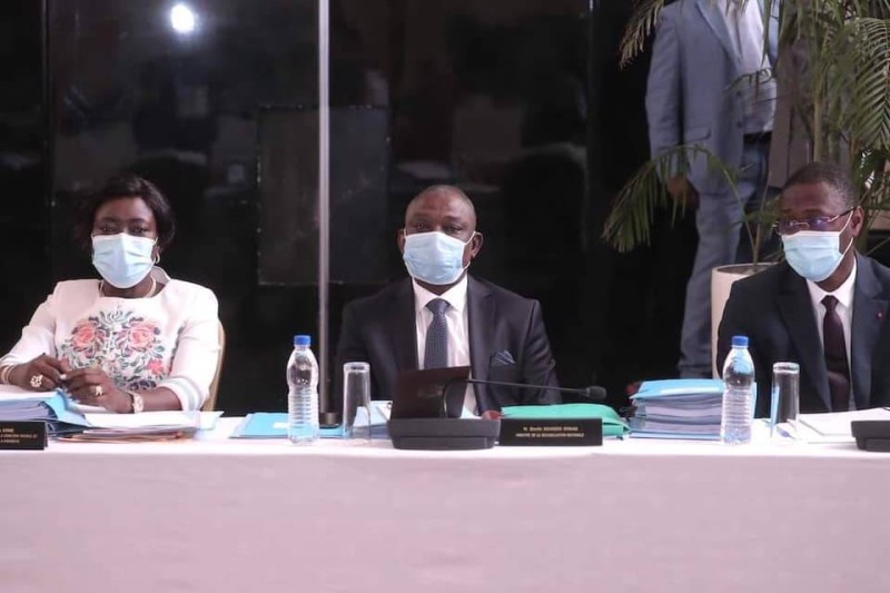 Au milieur le nouvel entrant dans le gouvernement Kouadio Konan Bertin, ministre de la Réconciliation