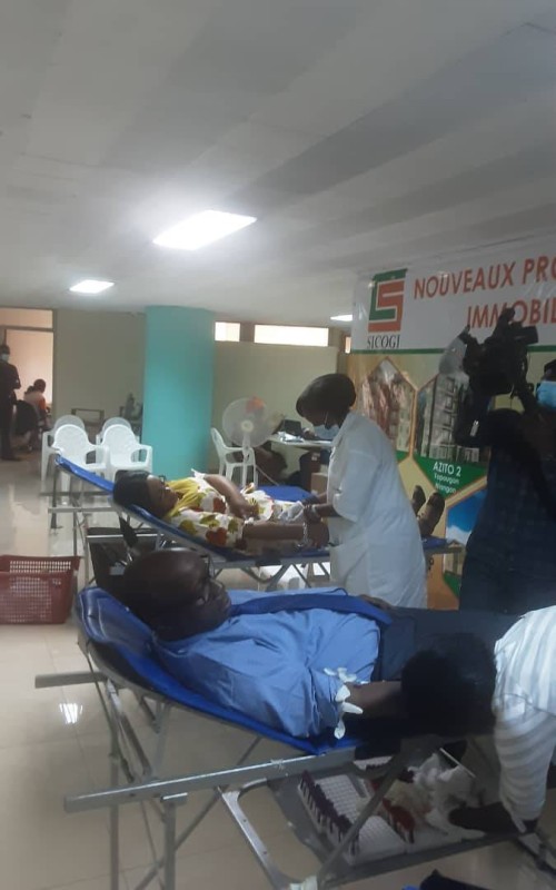 Tous les agents de la Sicogi, à l’instar du directeur général adjoint, Sérifou Yacouba, se sont fortement mobilisés pour faire un don de sang. (Dr)