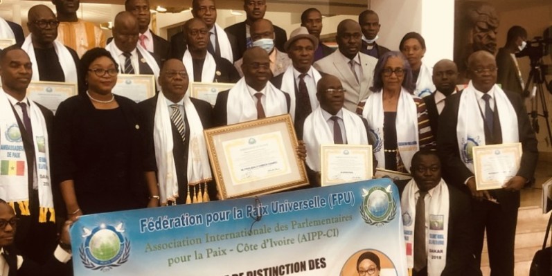 Les parlementaires distingués et des responsables de l’Aipp, après la cérémonie. (DR)
