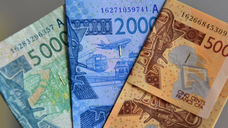 Des billets de banque. (Dr)
