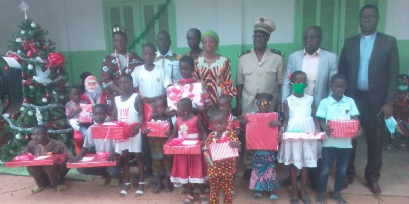 La ministre Ly Ramata et les autres officiels ont posé avec les enfants qu'elle a comblés de bonheur.(DR)
