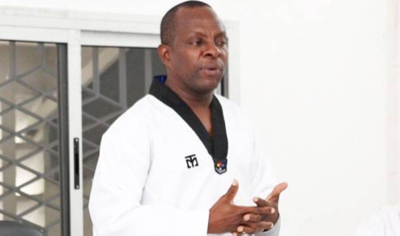 Me Anz, debout n'oubliera pas de si tôt, tous les services rendus au Taekwondo par le président Bamba Cheick Daniel. (photo : Dr)