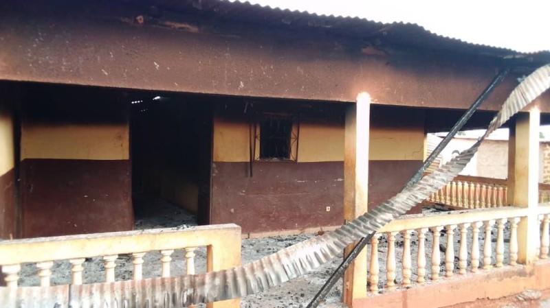 Une vue d'une maison incendiée. (photo : Saint-Tra Bi)