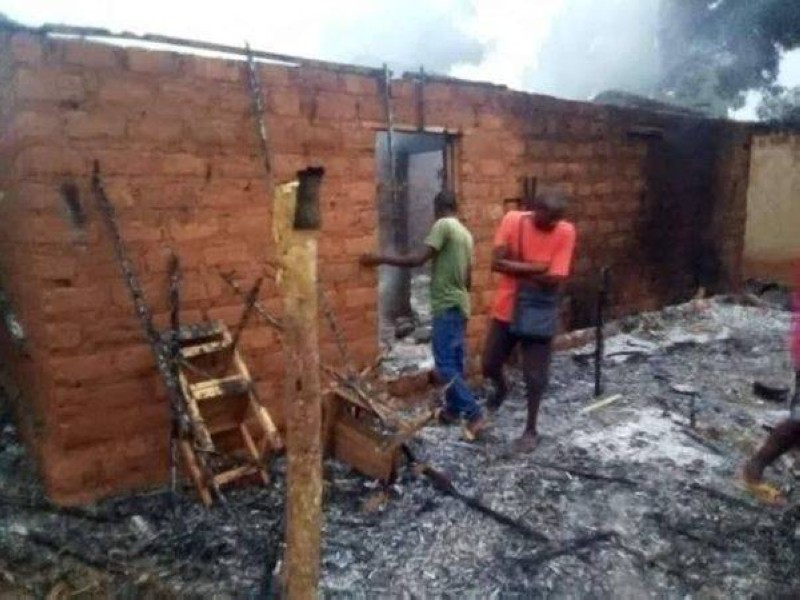 Maison incendiées à Guezon. (photo : Dr)