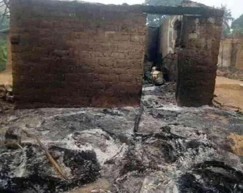 Une vue d'une des maisons incendiées. (photo : Dr)
