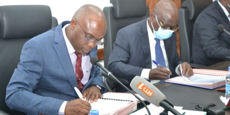 Doffou N’Guessan, directeur général de l’Ins (à gauche) et Ouattara Sié Abou, directeur général de la Dgi, paraphant l’accord de partenariat scellé, hier. (Dr)
