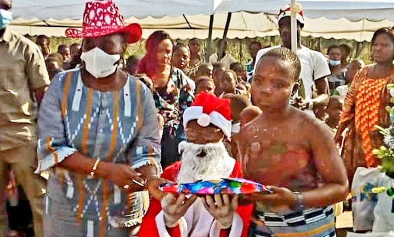 Raymonde Goudou-Coffie assiste le père Noël dans la distribution des cadeaux. (Dr)