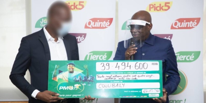 Le directeur général, Dramane Coulibaly, procède à la remise du chèque Pmu au gagnant (DR)