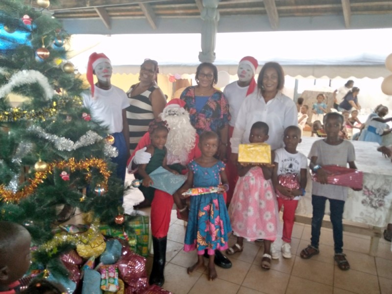 Des enfants de Koumassi et de Yopougon ont été comblés par Rosette Guy et son équipe (DR)