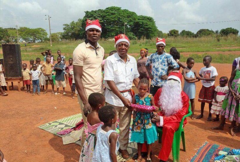 La remise des cadeaux aux enfants (DR)