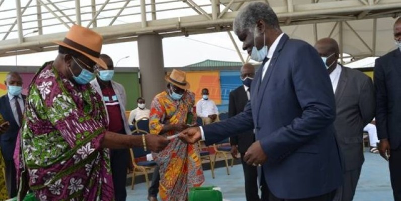 Beugré Mambé remettant un échantillon du don du Chef de l'Etat à un représentant de la chefferie traditionnelle (DR)