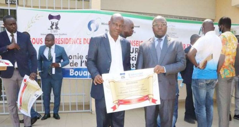 Le responsable du service Région de Fraternité Matin, tenant son parchemin. (Photo : Dr)
