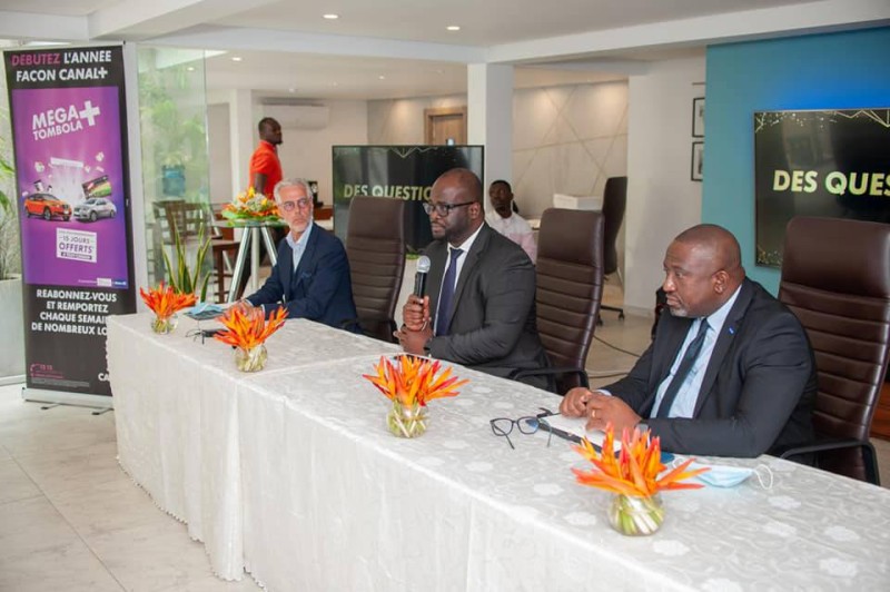 Aziz Diallo, Dg de Canal Côte d'Ivoire (au centre), Mamadou Koné, Dg de Allianz (à droite) et Bernard Wackers, Dga de ATC Comafrique (à gauche)