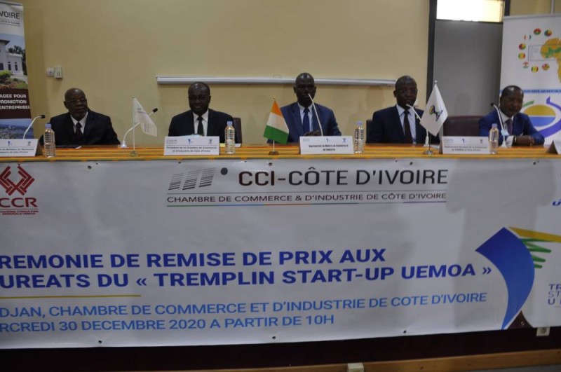 Une vue des officiels de la cérémonie. (Cci-ci)