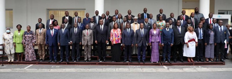 Les personnalités des formations politiques du Rhdp, de l’opposition et des représentants de la société civiles autour du Premier ministre, Hamed Bakayoko, ont arrêté des résolutions pour la décrispation du climat social et politique. Photo : Bosson Honoré